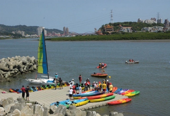 社子島頭浮動碼頭位於基隆河與淡水河交匯口，可供各項活動使用。