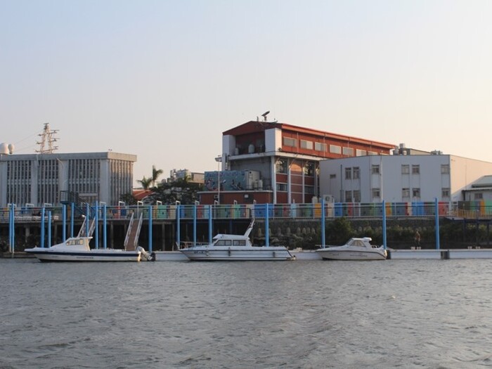 碼頭，位於士林校區基隆河側，可供動力小船課程教學、動力小船證照考試，以及各項活動使用。