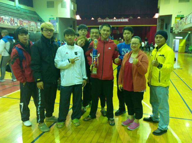 本校獲黑帶男子組團體競賽總成績第二名獲獎合影圖片