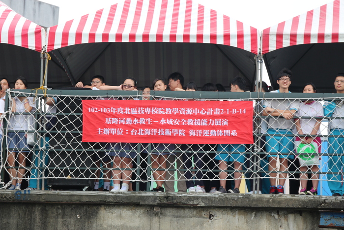 參觀展演之師生圖片